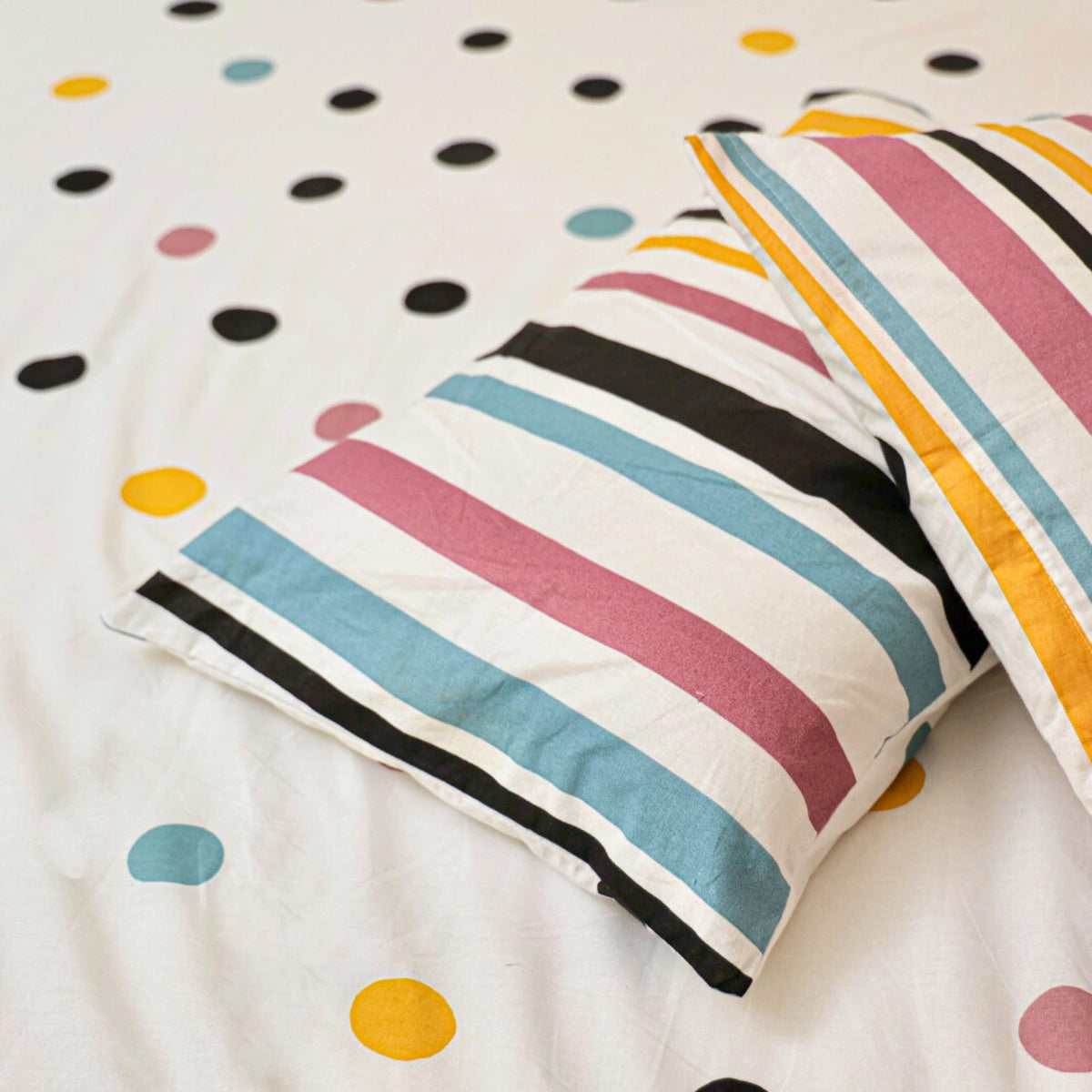 Loreto white Base Lemon Drops King Fitted Bedsheet | 144 TC | 100% Cotton | Fits 78 x 72 Inches | 8 Inch Pocket - main product image